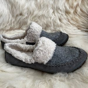 Sorel Out-N-About Slide/gray suede slippers with faux fur lining  sized (9.5)